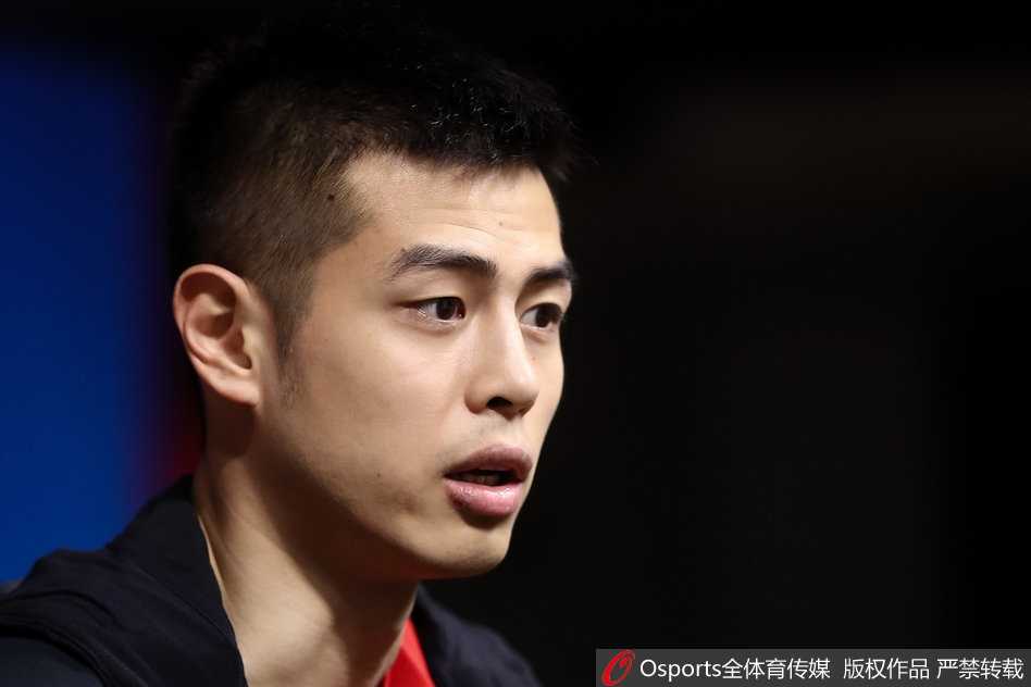 中国男篮红队赛前练兵 丁彦雨航细腻勾手技艺惊艳全场 训练间隙,丁彦雨航神情轻松,与身旁的队友交流着刚才那个勾手动作的发力细节,团队氛围融洽。