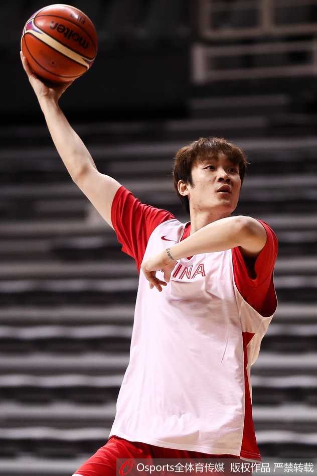 中国男篮红队赛前练兵 丁彦雨航细腻勾手技艺惊艳全场 丁彦雨航在训练中面对防守球员,从容不迫地高高跃起,手中的篮球在空中划出一道美妙的弧线,直钻网心。