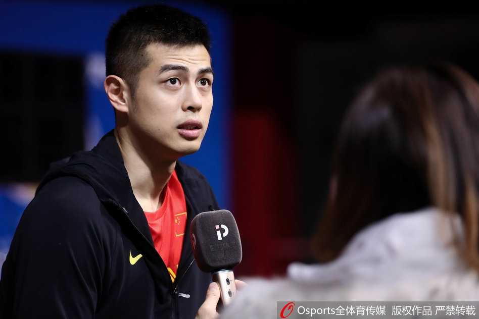 中国男篮红队赛前练兵 丁彦雨航细腻勾手技艺惊艳全场 专注的眼神锁定篮筐,丁彦雨航在对抗训练中完成勾手投篮,投篮手型保持得极其标准,显示出扎实的基本功。