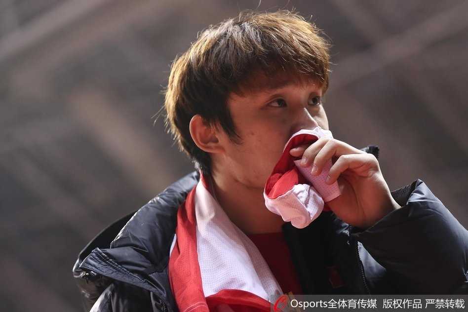 中国男篮红队赛前练兵 丁彦雨航细腻勾手技艺惊艳全场 训练场上激烈的攻防瞬间,丁彦雨航利用脚步卡住身位,高高跃起准备干扰对手的传球路线。