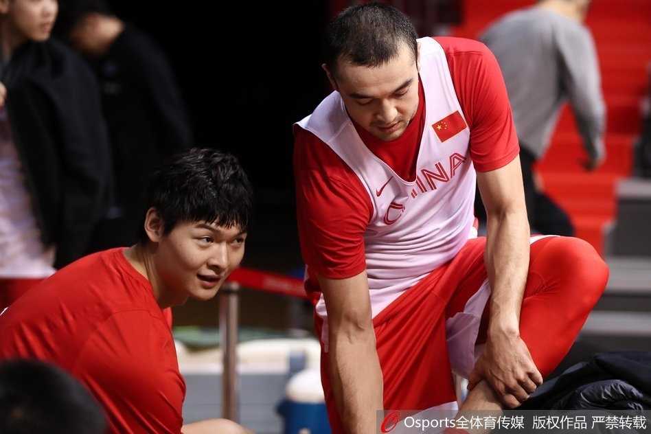 中国男篮红队赛前练兵 丁彦雨航细腻勾手技艺惊艳全场 训练的尾声,丁彦雨航独自加练勾手投篮,皮球连续空心入网,夕阳的余晖洒在训练馆的地板上,映照出他专注的身影。