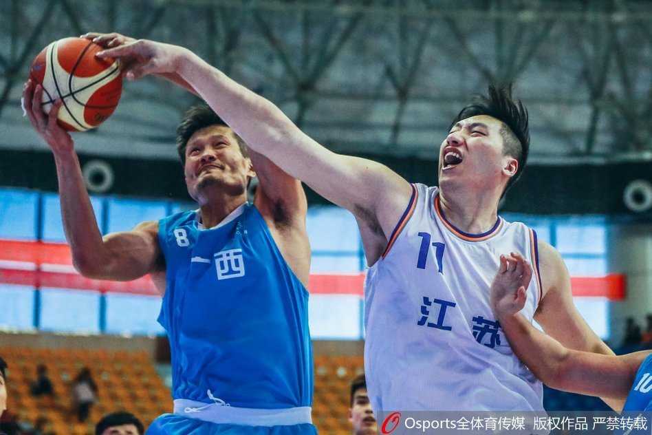 中国男篮群英谱:张振楠狂飙五十分,唐正东内线铸就传奇 冯棋在人群中高高跃起,双手稳稳接住篮板球,拼抢篮板的瞬间充满力量感。