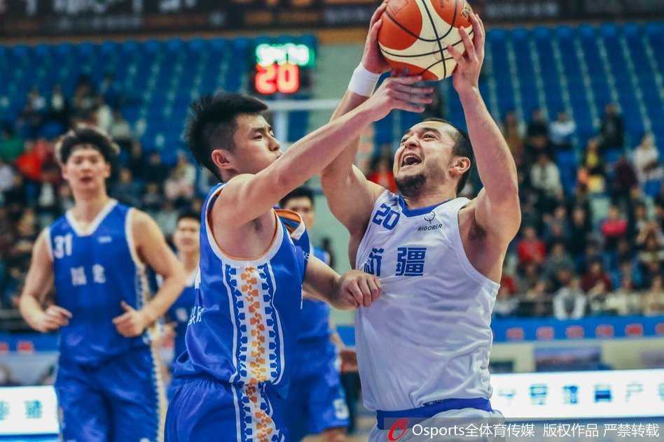 中国男篮群英谱:张振楠狂飙五十分,唐正东内线铸就传奇 西热力江面对防守人,眼神坚毅,强行干拔三分出手,展现新疆队长的大心脏本色。