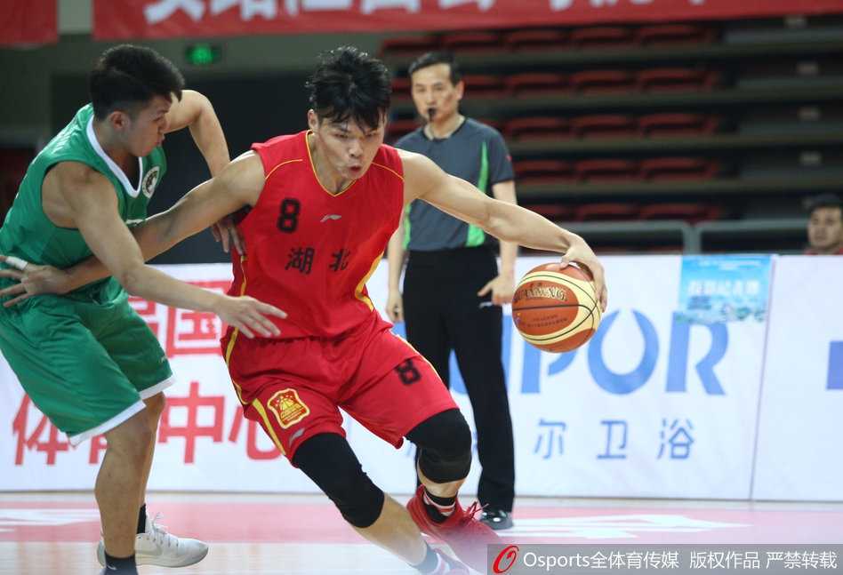 中国男篮群英谱:张振楠狂飙五十分,唐正东内线铸就传奇 可兰白克接球后顺势起三步,在空中控制身体平衡,完成一次流畅的挑篮。