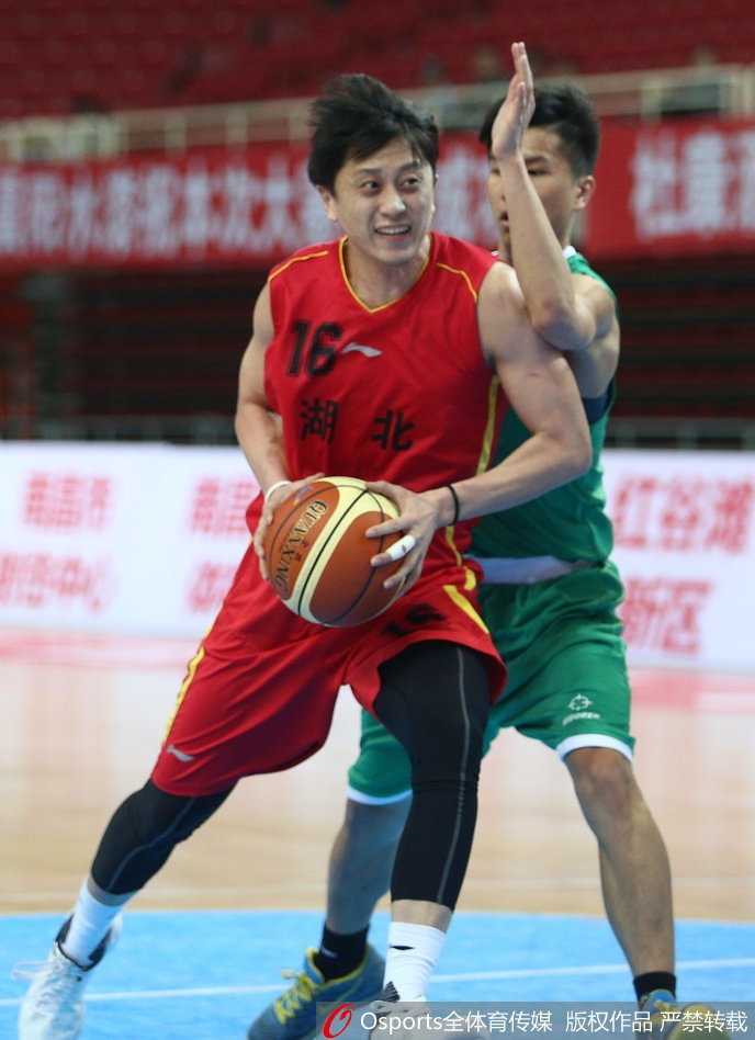 中国男篮群英谱:张振楠狂飙五十分,唐正东内线铸就传奇 张学文纵身跃起,长臂舒展,狠狠将对手的投篮扇出界外,防守气势如虹。