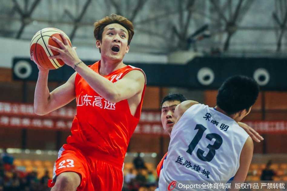 中国男篮群英谱:张振楠狂飙五十分,唐正东内线铸就传奇 丁彦雨航持球加速突破,犹如一把尖刀直插篮下,面对补防依然姿态从容。