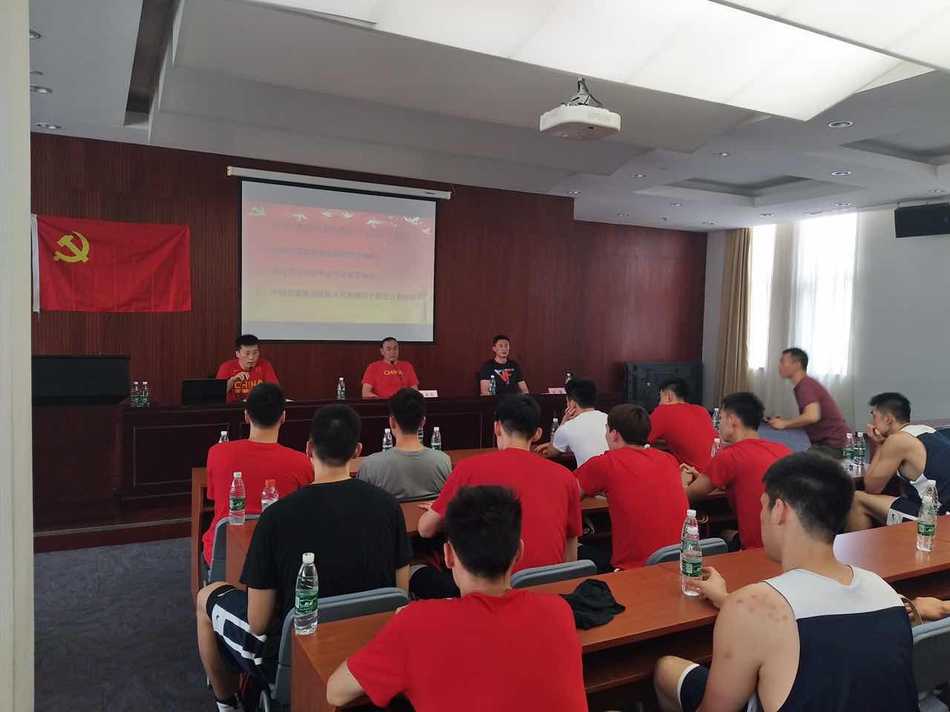 中国男篮蓝队成立临时党支部 以奋斗姿态为党的生日献礼 主教练杜锋在活动现场穿梭指导,他时而驻足思考,时而与队员交流,正将党支部会议的精神传达给每一位球员,为接下来的艰苦训练注入思想动力。