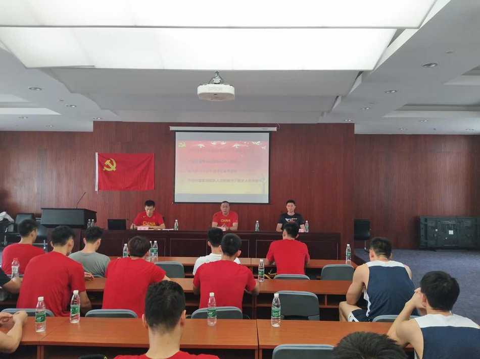 中国男篮蓝队成立临时党支部 以奋斗姿态为党的生日献礼 杜锋指导在临时党支部成立会议上神情专注而严肃,他正带领全体队员重温入党誓词与习近平总书记的讲话精神,眼神中透露出对这支年轻队伍的殷切期望。