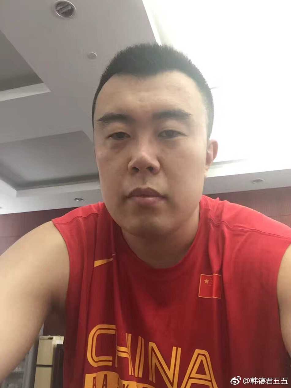 中国男篮蓝队成立临时党支部 以奋斗姿态为党的生日献礼 队长周鹏面对党旗深情告白,他代表球队送出对党的生日祝福,坚定的语气中饱含着为国家荣誉而战的决心,展现出一位成熟球员的家国情怀。