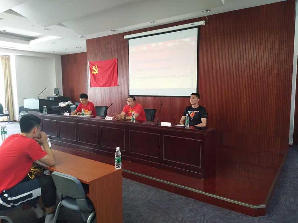 中国男篮蓝队成立临时党支部 以奋斗姿态为党的生日献礼 在庄重的会议间隙,功夫熊猫韩德君露出了标志性的憨厚笑容,他正举着手机自拍,想要记录下自己参与国家队临时党支部活动的这一特别时刻,严肃中透着几分可爱。