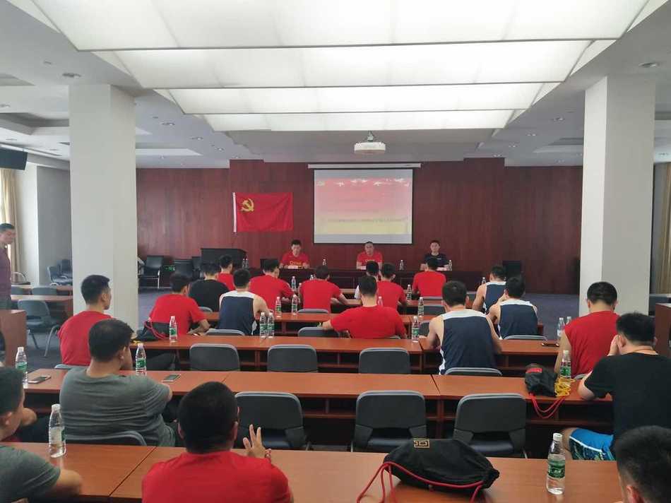 中国男篮蓝队成立临时党支部 以奋斗姿态为党的生日献礼 李敬宇庄重地站在鲜艳的党旗旁,他身姿笔挺,目光如炬,与党旗的合影不仅是一张照片,更是他将拼搏精神与红色信仰紧密相连的无声承诺。