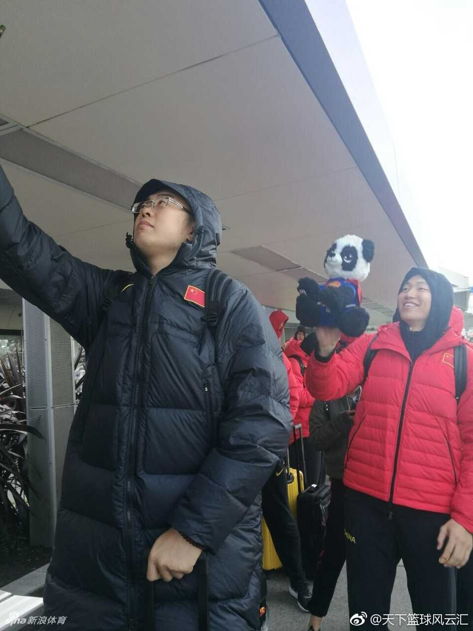 中国男篮蓝队空降墨尔本,郭艾伦萌宠抢镜开启南半球严酷拉练 堆积如山的黑色黄色行李包几乎占满了整个行李推车,队员们需要齐心协力才能推动这满载着备战物资的车辆。