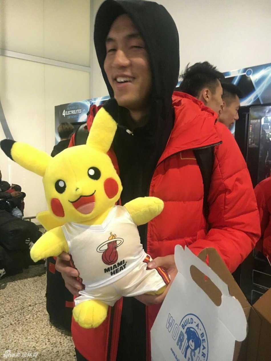 中国男篮蓝队空降墨尔本,郭艾伦萌宠抢镜开启南半球严酷拉练 高大魁梧的韩德君在机场行李大厅拿出手机,面带微笑地寻找角度进行自拍,想要记录下这从盛夏瞬间穿越到寒冬的奇妙时刻。