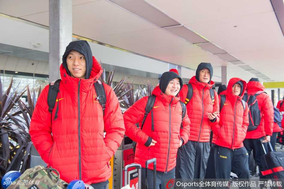 中国男篮蓝队空降墨尔本,郭艾伦萌宠抢镜开启南半球严酷拉练 心情大好的郭艾伦在墨尔本机场通道中,手中高举着一只可爱的皮卡丘玩偶,这突如其来的反差萌瞬间逗笑了身边的队友和接机的众人。