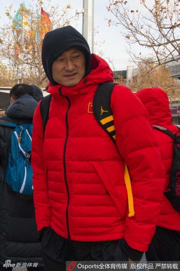 中国男篮蓝队空降墨尔本,郭艾伦萌宠抢镜开启南半球严酷拉练 在机场到达大厅,主教练杜锋停下脚步,面带微笑地为热情的澳大利亚当地球迷在纪念品上签名,展现了男篮队员的亲和力。