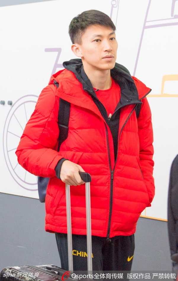 中国男篮蓝队空降墨尔本,郭艾伦萌宠抢镜开启南半球严酷拉练 主教练杜锋身穿国家队队服,没有教练架子,亲自动手帮助队员们将沉重的行李箱从传送带上搬下来,显得十分接地气。