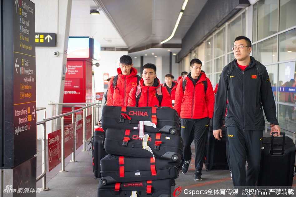 中国男篮蓝队空降墨尔本,郭艾伦萌宠抢镜开启南半球严酷拉练 身穿长款羽绒服的郭艾伦神情专注地望向候机大厅的一侧,好奇的眼神瞬间吸引了周边不少接机球迷的目光。