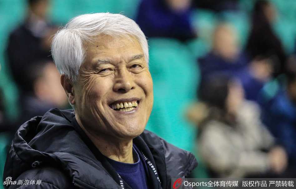 中国篮坛教父蒋兴权与他的满门桃李 蒋兴权指导与弟子在场边低声交流,他的手势仿佛正在传授赛场上的玄机,眼神交汇间传递着信任与战术的奥秘,这是篮球智慧的传承。