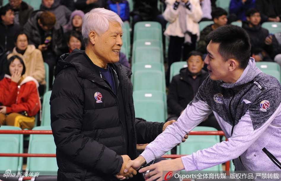 中国篮坛教父蒋兴权与他的满门桃李 比赛开始前,灯光照耀下的球场,蒋兴权指导与辽宁队的工作人员或昔日弟子握手寒暄,笑容可掬,气氛融洽,宛如一场家庭聚会。