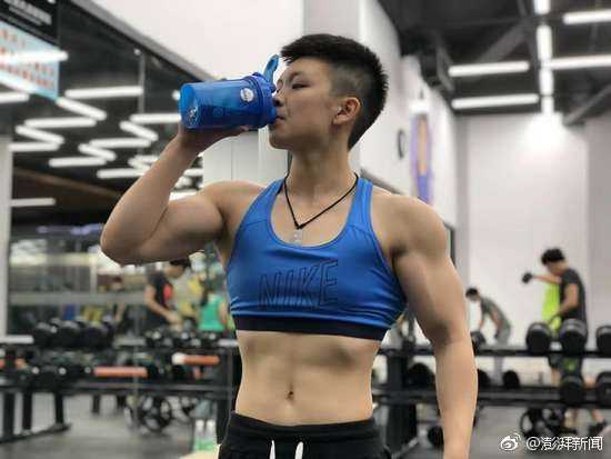 中国金刚芭比孙婧琪:用麒麟臂与六块腹肌,重新定义女性力量之美 孙婧琪双手叉腰展现金字塔般的倒三角身材,整体比例协调完美,展现出一种健康、阳光、充满活力的运动之美。