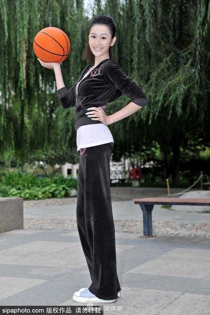 梁燕燕在球场上奔跑运球，篮球仿佛成为她身体的一部分，动感十足的马尾辫和飞扬的衣角，定格了青春最活力的瞬间。