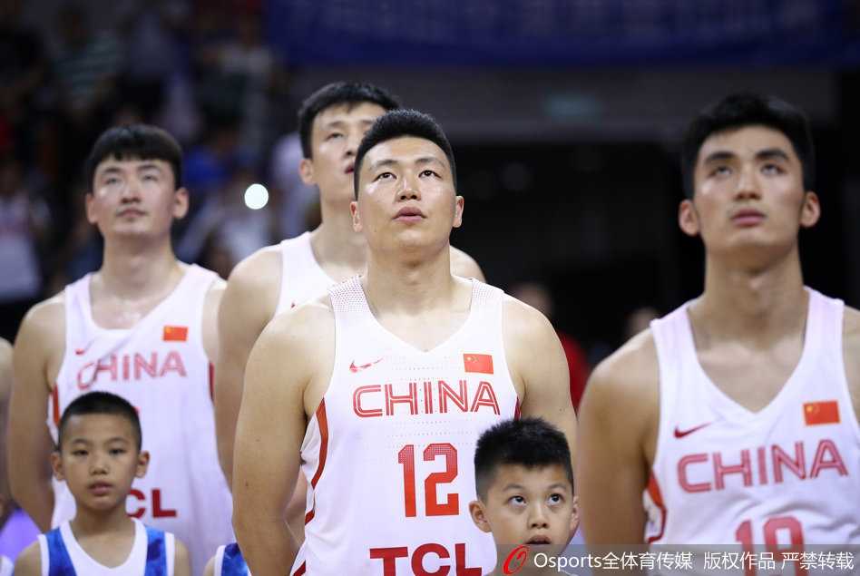 周鹏面对澳大利亚悍将的防守，毫无惧色高高跃起，篮球在空中划出一道美妙的弧线，仿佛连时间都为这记干拔跳投而静止。