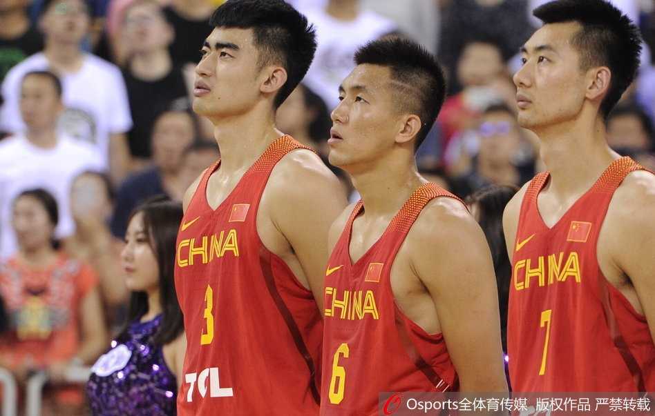 中澳男篮对抗赛京城再燃战火 郭艾伦回归助蓝队取连胜 蓝队核心郭艾伦在澳大利亚高大内线的围堵下依然闲庭信步,用他标志性的华丽转身撕开防线。