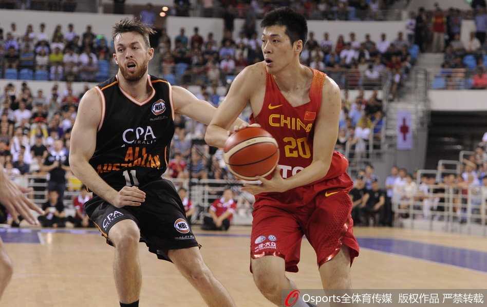 中澳男篮对抗赛京城再燃战火 郭艾伦回归助蓝队取连胜 李根在外线觅得良机,他张弓搭箭,迎着扑防的澳洲球员稳稳出手,皮球在空中划出一道完美的弧线。