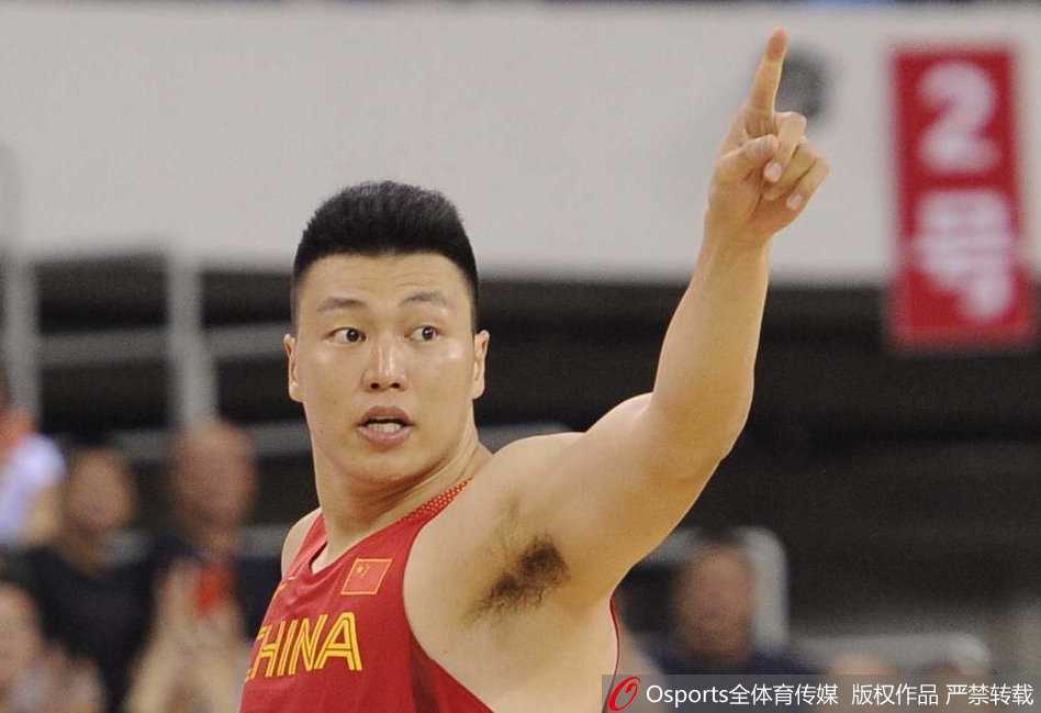 中澳男篮对抗赛京城再燃战火 郭艾伦回归助蓝队取连胜 杜锋指导在场边激情指挥,他双手拢在嘴边,大声向场内队员传达着战术布置,神情专注而严肃。