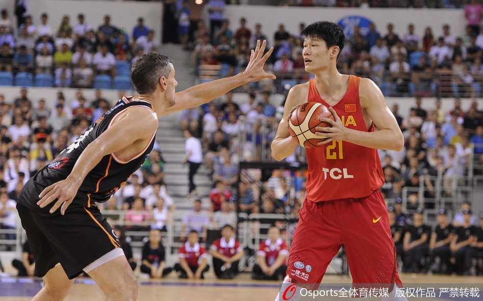 中澳男篮对抗赛京城再燃战火 郭艾伦回归助蓝队取连胜 身披红色战袍的吴前在三分线外干拔跳起,他的面前是澳洲球员奋力封盖的长臂,但眼神中只有篮筐。