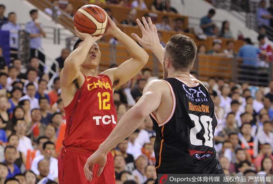 中澳男篮对抗赛京城再燃战火 郭艾伦回归助蓝队取连胜 韩德君在篮下展现出绝对的统治力,他利用庞大的身躯卡住位置,稳稳摘得篮板,如同内线的一座高塔。