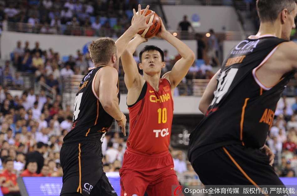中澳男篮对抗赛京城再燃战火 郭艾伦回归助蓝队取连胜 年轻的胡金秋在澳洲高大内线群中毫无惧色,高高跃起摘下前场篮板,眼神中透露出超乎年龄的坚毅。