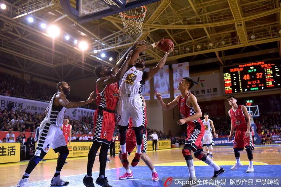 赛后颁奖仪式上，中国篮协秘书长白喜林将象征NBL最高荣誉的总冠军宝鼎递交到陕西信达队长手中，鼎身闪耀着金光，映衬着现场所有人的笑脸。