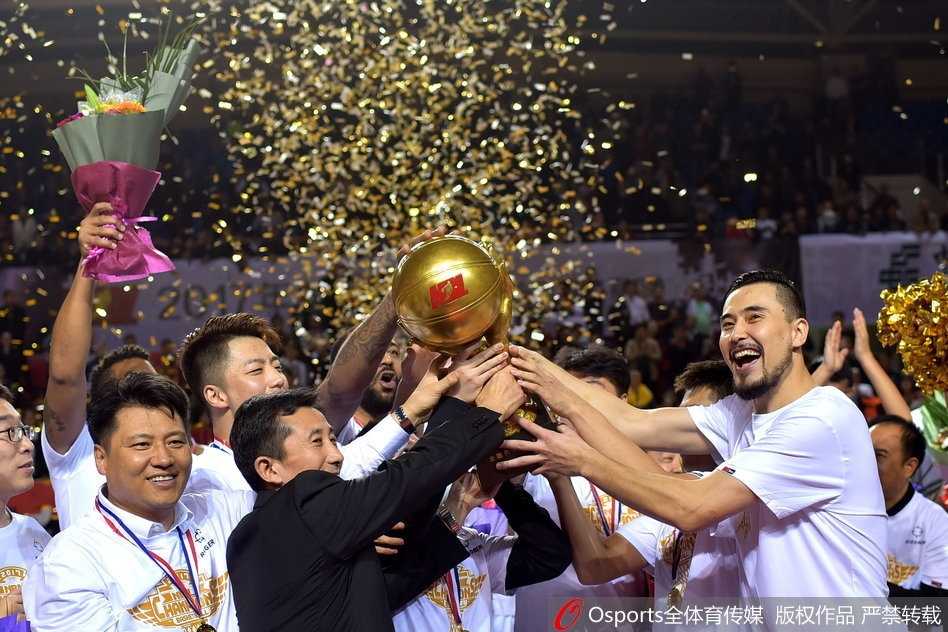 在漫天金色彩带中，陕西信达队球员们齐聚颁奖台中央，高高举起象征荣耀的总冠军奖杯，每个人的脸上都洋溢着胜利后的狂喜与自豪。