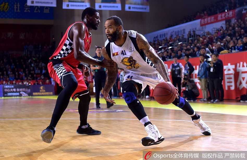 陕西队外援吉伦沃特面对安徽文一男篮著名中锋詹姆斯的贴身防守，毫无畏惧地强行突破上篮，身体在空中舒展开来，篮球应声入网。