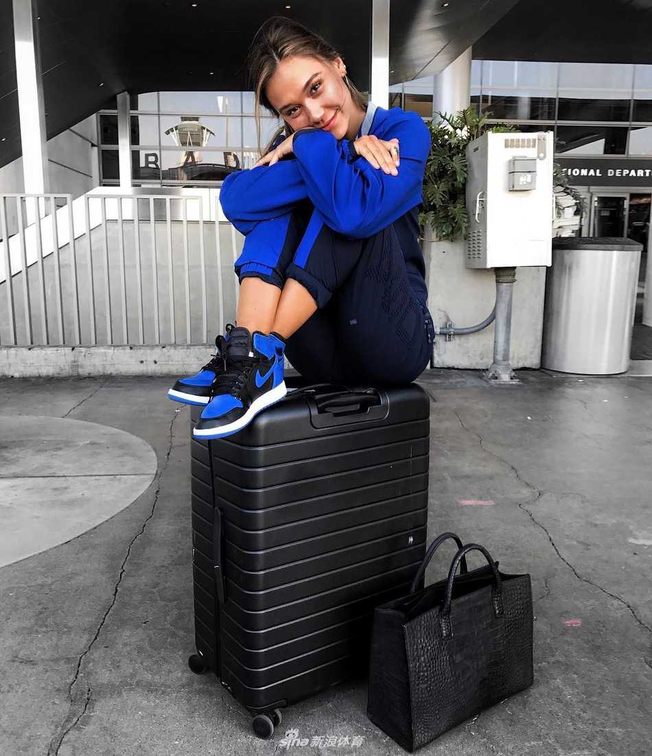 中美「球鞋女神」颜值美腿大比拼:当加州阳光邂逅东方舞韵 练功房的特写镜头,陈小秋正系紧脚上那双纯白AF1的鞋带。阳光透过窗户洒在她的侧脸和球鞋上,画面宁静而美好,仿佛在预示着下一段充满力量的舞蹈即将开场。