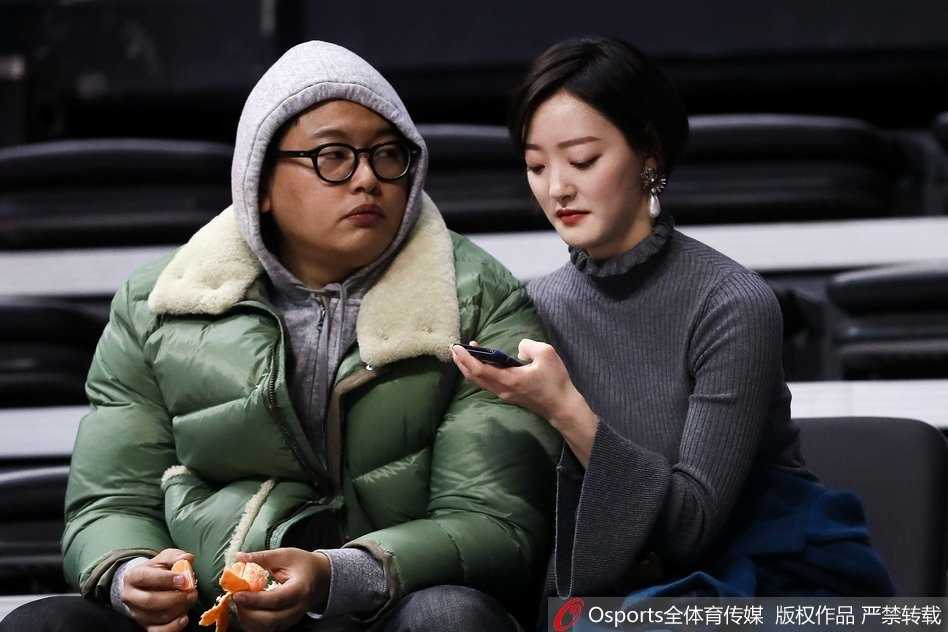 胜利的喜悦溢于言表，两位可爱的女球迷对着镜头开心地比出胜利手势，她们的笑容如同那晚长沙最璀璨的星光。