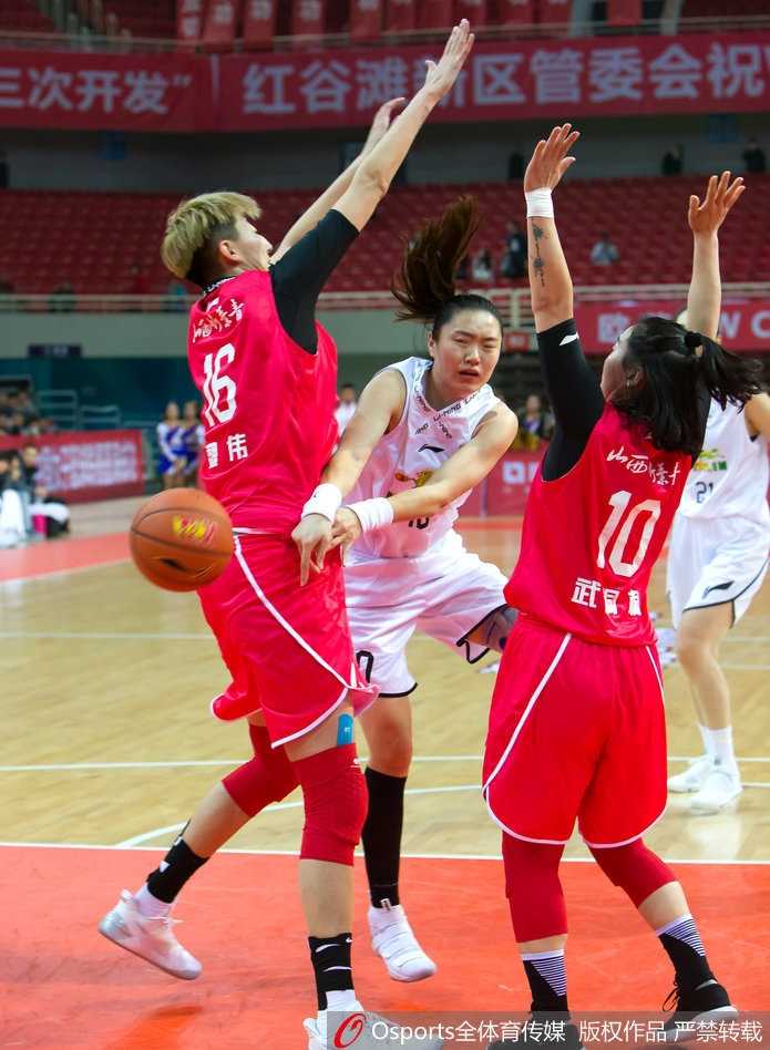 主场龙威!八一女篮掀翻全华班山西,南昌主场大捷止连败 露雯持球强势突破,山西队两名防守球员奋力包夹也未能阻挡她前进的步伐