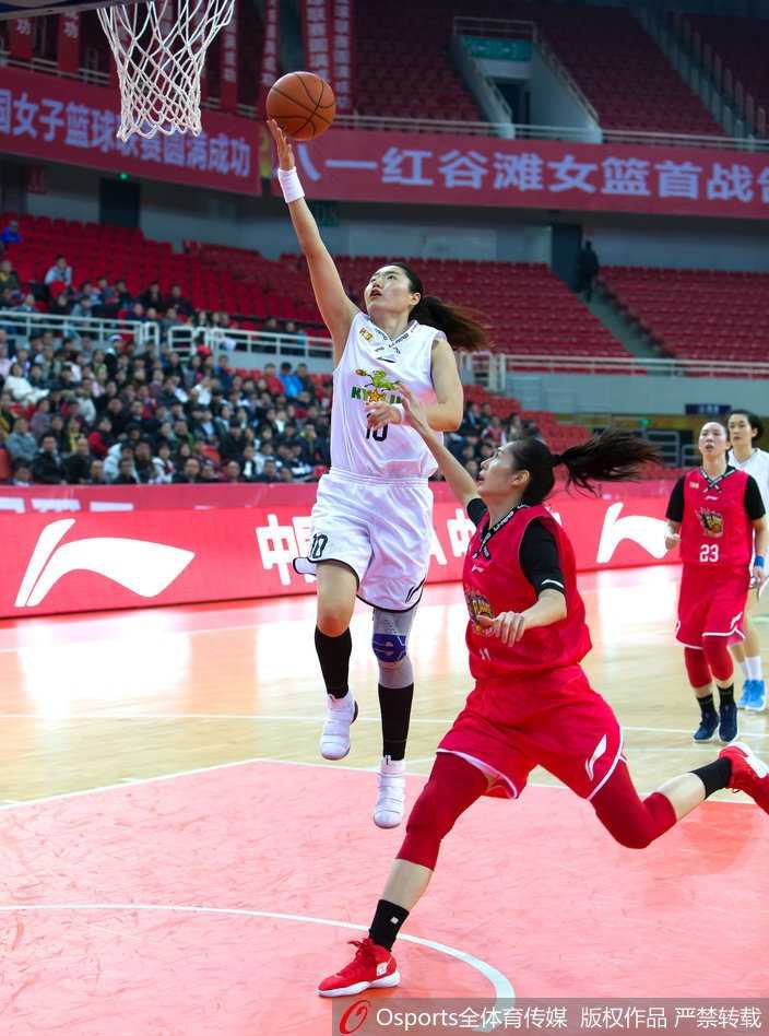 主场龙威!八一女篮掀翻全华班山西,南昌主场大捷止连败 八一队王雪朦在山西队严密防守下依然坚决出手,篮球在空中划出优美弧线