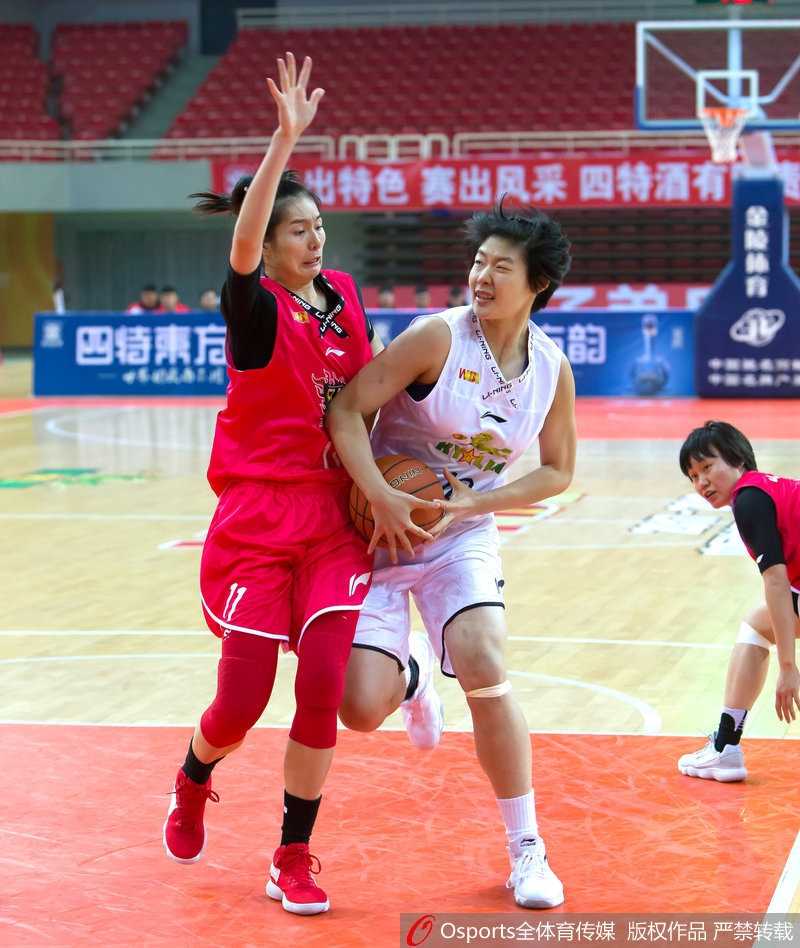 主场龙威!八一女篮掀翻全华班山西,南昌主场大捷止连败 八一女篮球员在对手篮下高高跃起,以一记精彩的补篮点燃全场观众的热情