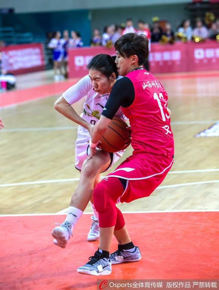主场龙威!八一女篮掀翻全华班山西,南昌主场大捷止连败 主裁判在比赛中鸣哨判罚,场上的八一队和山西队球员们迅速反应,展现出职业比赛的紧张感