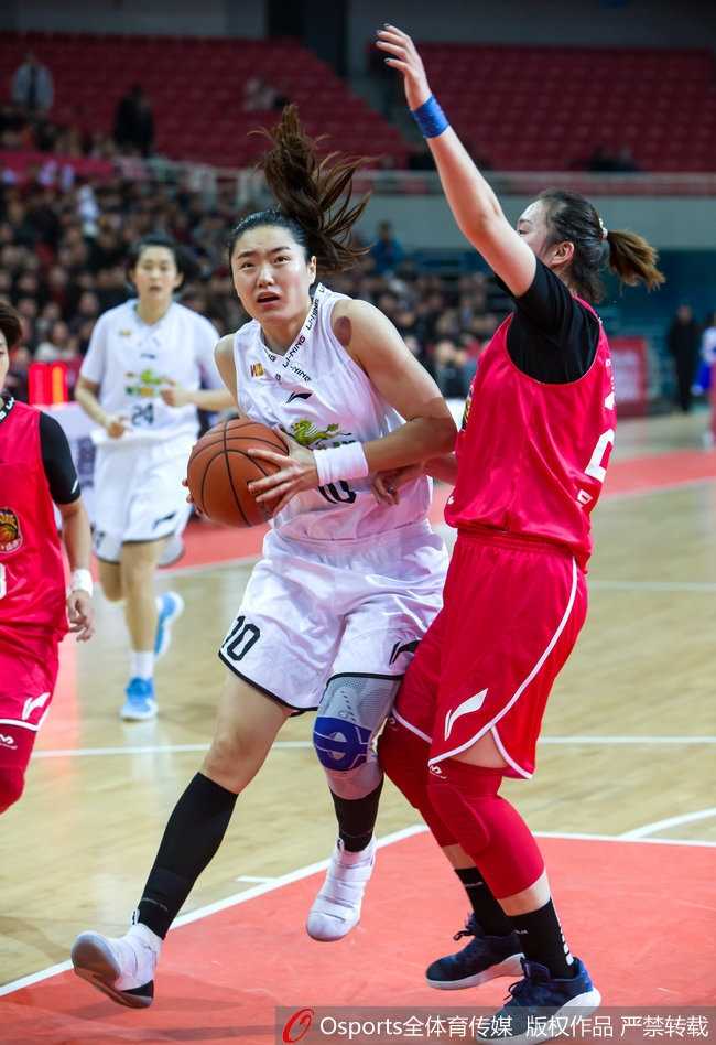 主场龙威!八一女篮掀翻全华班山西,南昌主场大捷止连败 赛后,八一红谷滩女篮全体队员围成一圈,击掌庆祝这场来之不易的主场大胜