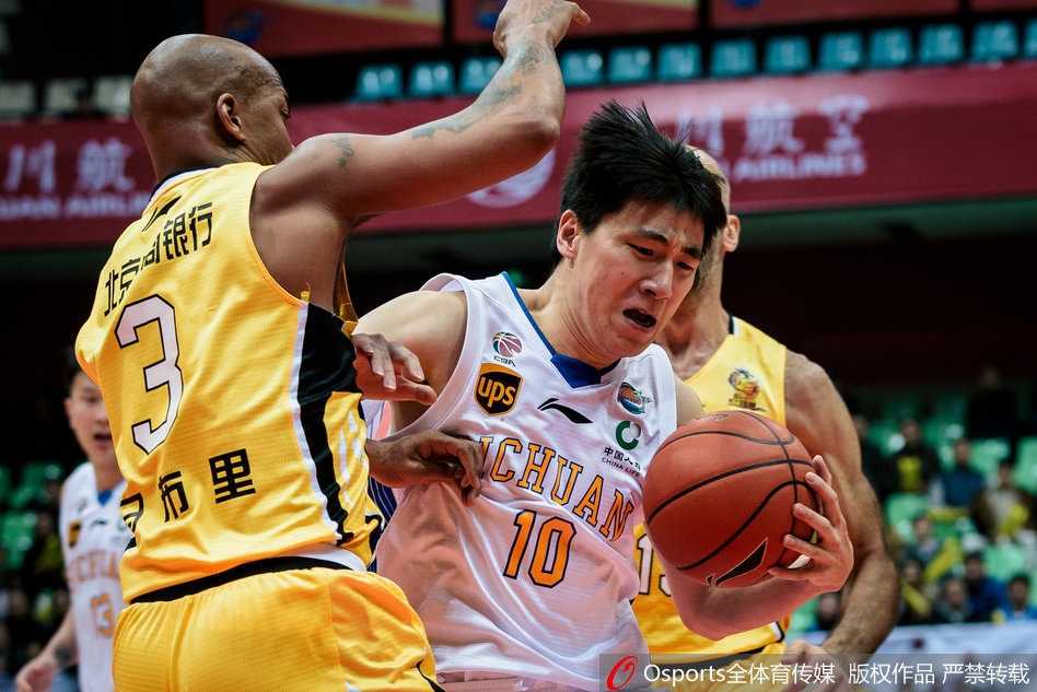 二十二分领先优势化为泡影,四川省体黯淡吞下七连败苦果 四川省体中心灯火通明,四川与北控球员在场上严阵以待,空气中弥漫着大战一触即发的紧张气息。