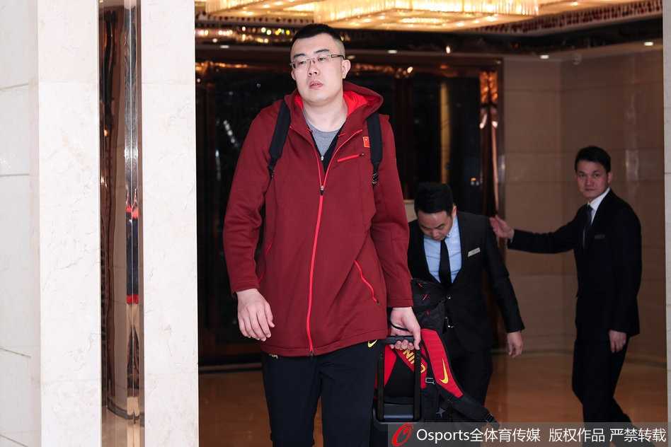 二月二四出征香港,男篮蓝队世预赛迎考验 身着红色国家队队服的易建联等核心球员,步出香港机场通道时神情专注而冷峻,仿佛在沉思即将到来的硬仗。