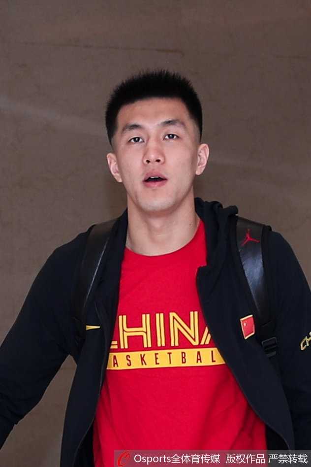 二月二四出征香港,男篮蓝队世预赛迎考验 内线支柱韩德君在低位接球,面对多人包夹依然稳健地卡住位置,展现了