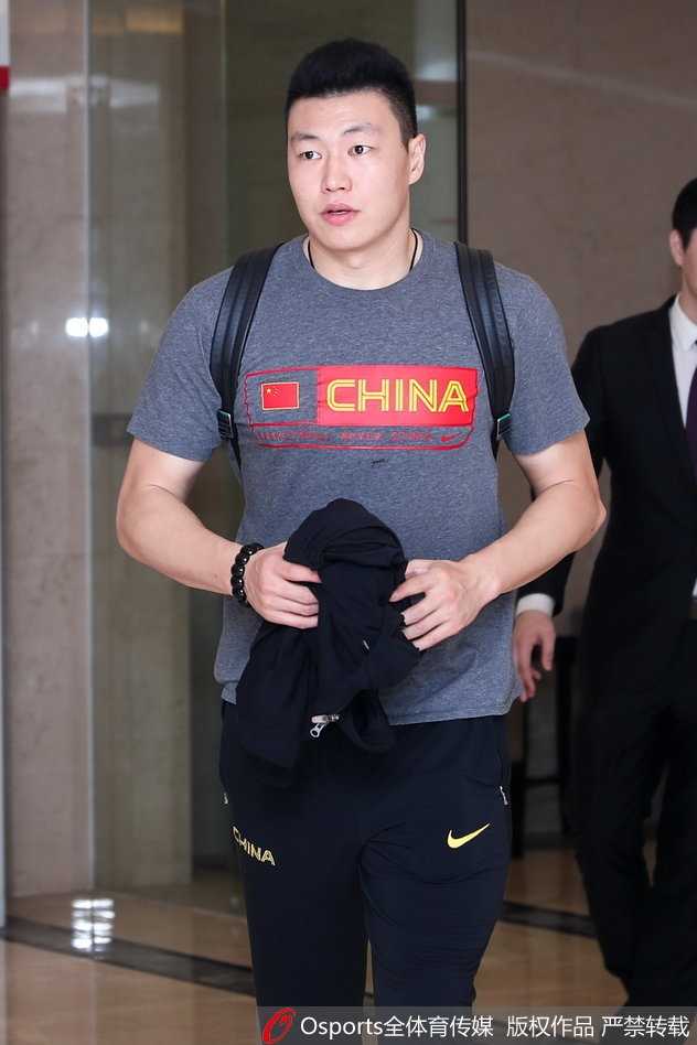 二月二四出征香港,男篮蓝队世预赛迎考验 郭艾伦在场上快速运球推进,眼神犀利,试图撕开对手防线,为球队打破第二节的短暂僵局。