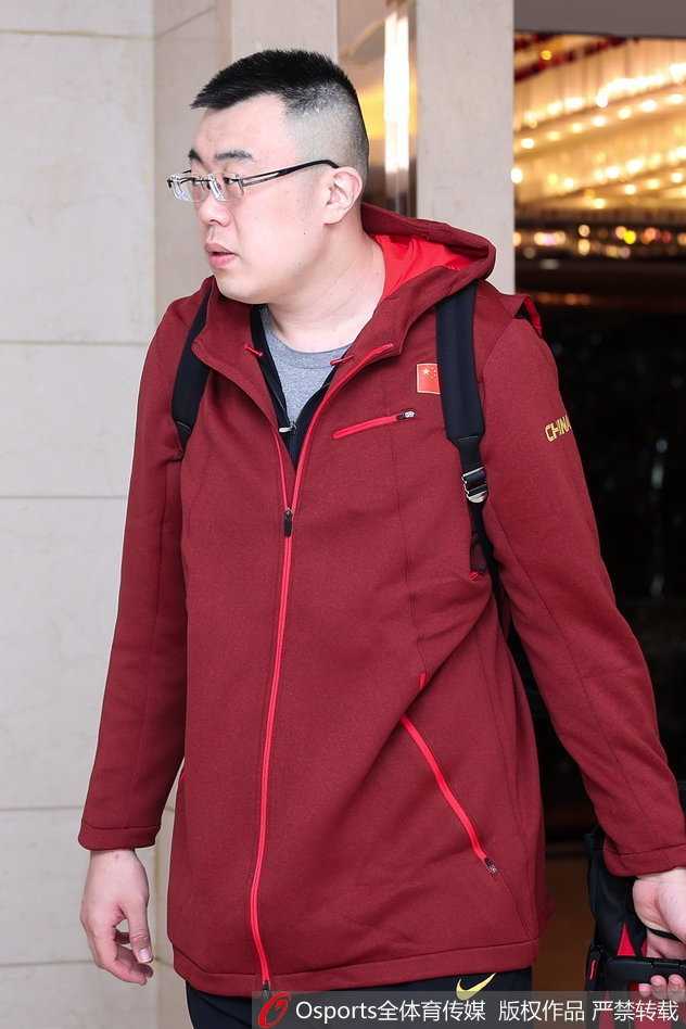 二月二四出征香港,男篮蓝队世预赛迎考验 主帅杜锋手拿战术板走在队伍前列,眉头微蹙,眼神中透露出对即将开始的客场之旅的审慎思考与战术部署。