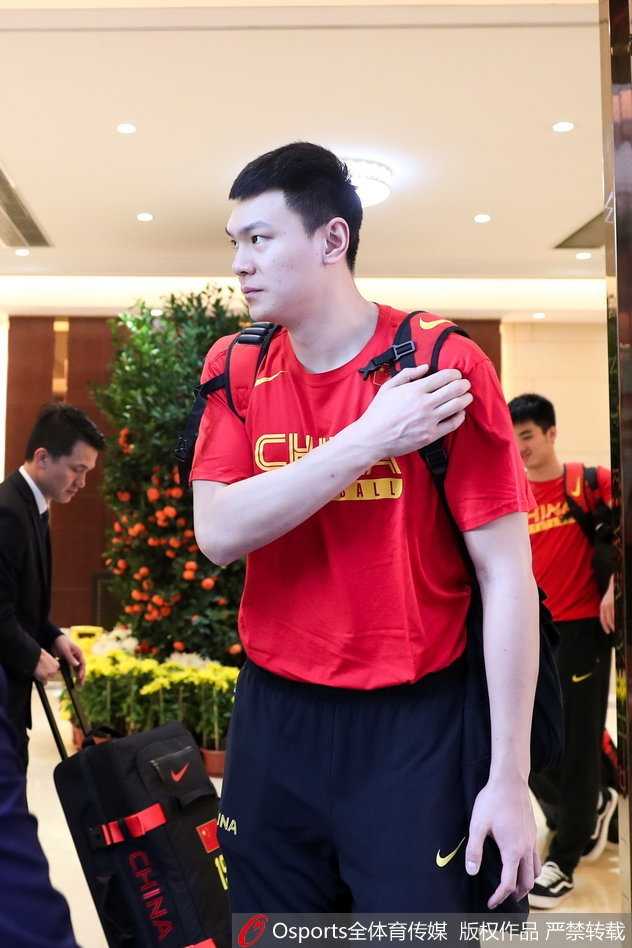 二月二四出征香港,男篮蓝队世预赛迎考验 获胜后的中国队球员们围成一圈,相互鼓劲,虽然过程有起伏,但这场胜利让他们更加团结地迎接未来的挑战。