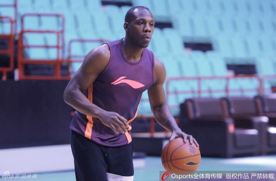 老将杨鸣临危受命，他在场上沉稳地控球组织，举手投足间尽显大将风范，仿佛球场上的指挥官调度着每一次进攻。