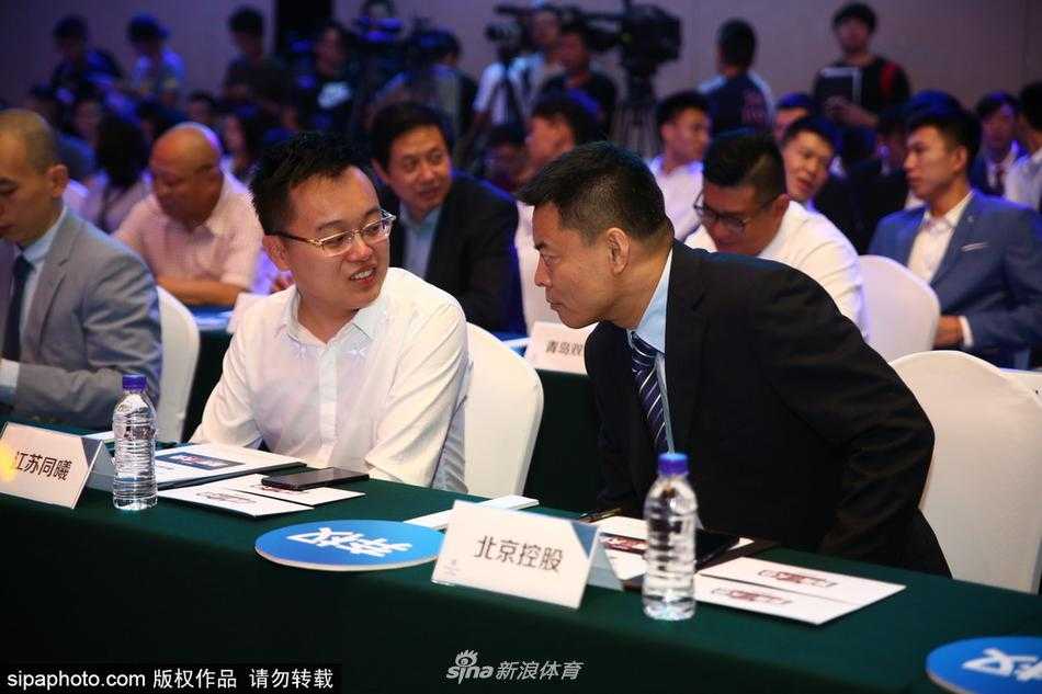 二零一七选秀盛会姚明督阵 朱芳雨亲临见证新星升起 选秀现场一名西装革履的参选球员正在接受媒体采访,他面带微笑侃侃而谈,背景板上“CBA选秀大会”的字样清晰可见,青春的气息扑面而来。